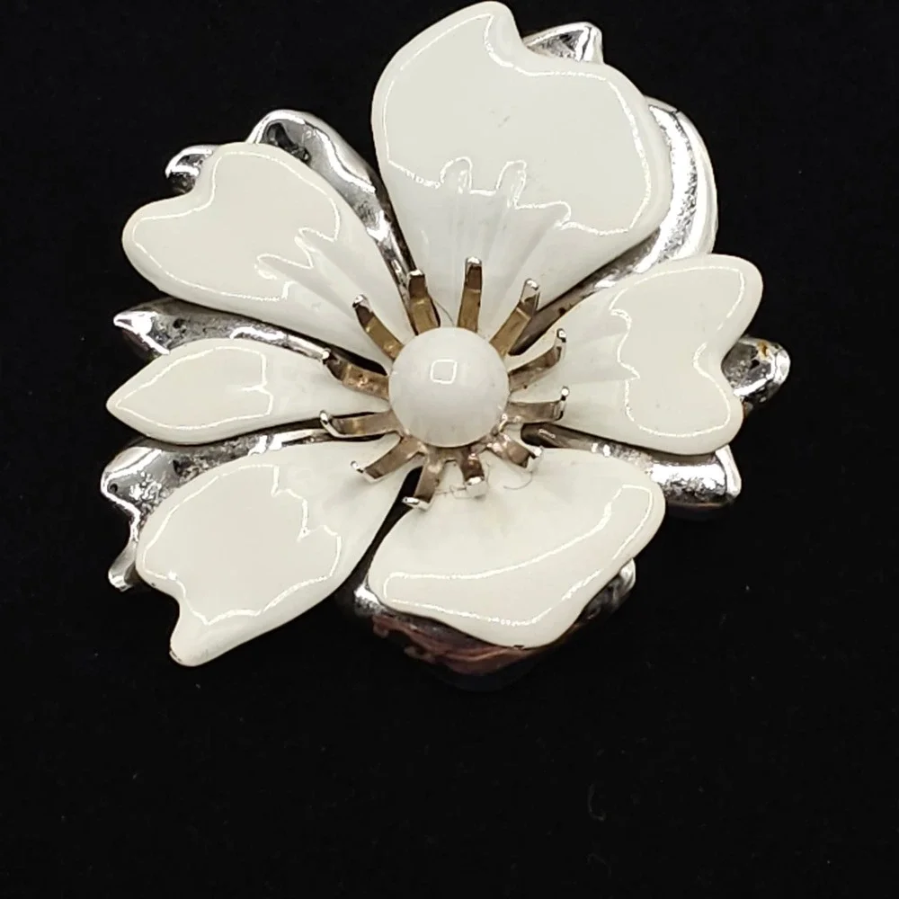 Vintage Sarah Coventry White Enamel Floral Brooch Silver Tone Dimensional‎ Pin